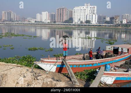 Dhaka, Dhaka, Bangladesch. 3.. Dezember 2022. Dr. Shahidul (30), der aufgrund von Elektrokurzschlüssen seine eine Hand verlor, arbeitet nun als saisonale Wanderarbeitnehmer auf einem Ziegelsteinplatz. Jedes Jahr arbeiten saisonale Wanderarbeitnehmer am 3. Dezember 2022 in einer ungesunden Umgebung auf dem Ziegelsteinfeld in Dhaka, Bangladesch. (Kreditbild: © Abu Sufian Jewel/ZUMA Press Wire) Stockfoto