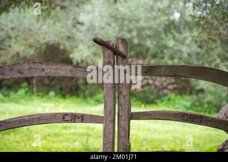 Typisches menorquinisches Holztor in einer trockenen Steinmauer, Menorca, Balearen, Spanien. Stockfoto