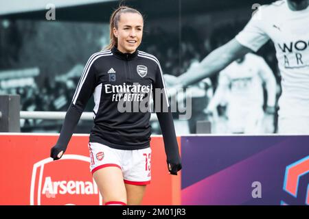 London, Großbritannien. 03.. Dezember 2022. London, England, Dezember 3. 2022: Lia Walti (13 Arsenal) wärmt sich vor dem Fußballspiel Barclays FA Womens Super League zwischen Arsenal und Everton im Meadow Park in Borehamwood, England auf. (Liam Asman/SPP) Kredit: SPP Sport Press Photo. Alamy Live News Stockfoto