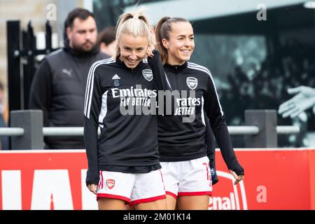 London, Großbritannien. 03.. Dezember 2022. London, England, Dezember 3. 2022: Leah Williamson (6 Arsenal) und Lia Walti (13 Arsenal) wärmen sich vor dem Fußballspiel Barclays FA Womens Super League zwischen Arsenal und Everton im Meadow Park in Borehamwood, England, auf. (Liam Asman/SPP) Kredit: SPP Sport Press Photo. Alamy Live News Stockfoto