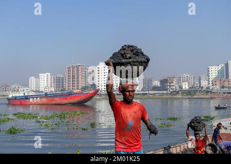Dhaka, Dhaka, Bangladesch. 3.. Dezember 2022. Dr. Shahidul (30), der aufgrund von Elektrokurzschlüssen seine eine Hand verlor, arbeitet nun als saisonale Wanderarbeitnehmer auf einem Ziegelsteinplatz. Jedes Jahr arbeiten saisonale Wanderarbeitnehmer am 3. Dezember 2022 in einer ungesunden Umgebung auf dem Ziegelsteinfeld in Dhaka, Bangladesch. (Kreditbild: © Abu Sufian Jewel/ZUMA Press Wire) Stockfoto