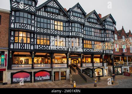 Chester, Großbritannien - 30.. November 2022: Weihnachtsbeleuchtung schmücken die Altstadt von Chester Stockfoto