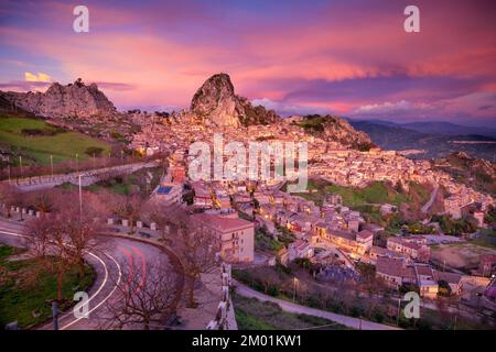 Caltabellotta, Sizilien, Italien. Stadtbild der historischen Stadt Caltabellotta in Sizilien bei dramatischem Sonnenuntergang. Stockfoto