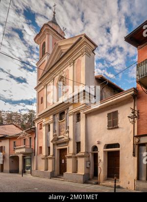 Borgo San Dalmazzo, Cuneo, Italien - 01. Dezember 2022: kirche der Bruderschaft San Giovanni oder Barmherzigkeit (19. Jahrhundert) in der Via Roma Stockfoto