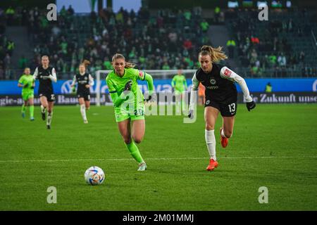 Wolfsburg, Deutschland. 03.. Dezember 2022. Wolfsburg, Deutschland, Dezember 3. 2022: Jule Brand (29 Wolfsburg) und Virginia Kirchberger (13 Frankfurt) während des FLYERALARM Frauen-Bundesliga Spiels zwischen VfL Wolfsburg und Eintracht Frankfurt in der Volkswagen Arena in Wolfsburg. (Norina Toenges/SPP) Kredit: SPP Sport Press Photo. Alamy Live News Stockfoto