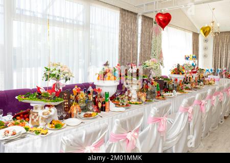 Hochzeitstischdecken. Ein wunderschön servierter und dekorierter Tisch im Bankettsaal Stockfoto