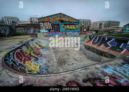 Brüssel, Brabant, Belgien, 12 02 2022 Skateboard-Park mit bunten Grafitti vor urbanem Hintergrund Stockfoto