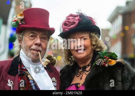 Rochester, Großbritannien. 3. Dezember 2022 Kostümierte Teilnehmer nehmen am jährlichen Dickensian Christmas Festival in Rochester Teil. Um das Leben des Schriftstellers Charles Dickens zu feiern (der einen Großteil seines Lebens in der Gegend verbrachte), wird die Stadt Kent mit viktorianischer Straßenunterhaltung, kostümierten Paraden und einem Weihnachtsmarkt renoviert. Kredit: Stephen Chung / Alamy Live News Stockfoto