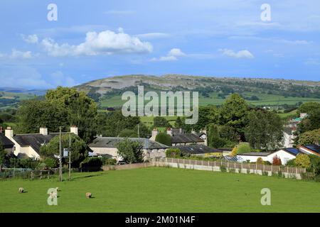 Blick auf Farleton fiel von Feldern über Beetham, Milnthorpe, Cumbria, England, Großbritannien Stockfoto