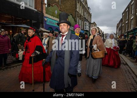 Rochester, Großbritannien. 3. Dezember 2022 Kostümierte Teilnehmer nehmen am jährlichen Dickensian Christmas Festival in Rochester Teil. Um das Leben des Schriftstellers Charles Dickens zu feiern (der einen Großteil seines Lebens in der Gegend verbrachte), wird die Stadt Kent mit viktorianischer Straßenunterhaltung, kostümierten Paraden und einem Weihnachtsmarkt renoviert. Kredit: Stephen Chung / Alamy Live News Stockfoto