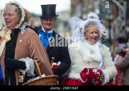 Rochester, Großbritannien. 3. Dezember 2022 Kostümierte Teilnehmer nehmen am jährlichen Dickensian Christmas Festival in Rochester Teil. Um das Leben des Schriftstellers Charles Dickens zu feiern (der einen Großteil seines Lebens in der Gegend verbrachte), wird die Stadt Kent mit viktorianischer Straßenunterhaltung, kostümierten Paraden und einem Weihnachtsmarkt renoviert. Kredit: Stephen Chung / Alamy Live News Stockfoto