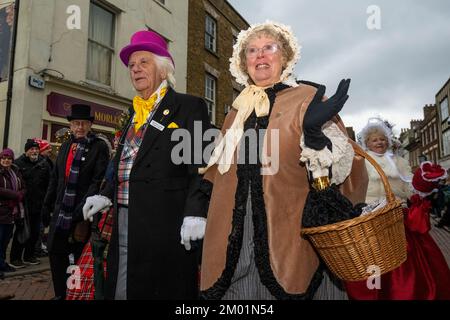 Rochester, Großbritannien. 3. Dezember 2022 Kostümierte Teilnehmer nehmen am jährlichen Dickensian Christmas Festival in Rochester Teil. Um das Leben des Schriftstellers Charles Dickens zu feiern (der einen Großteil seines Lebens in der Gegend verbrachte), wird die Stadt Kent mit viktorianischer Straßenunterhaltung, kostümierten Paraden und einem Weihnachtsmarkt renoviert. Kredit: Stephen Chung / Alamy Live News Stockfoto