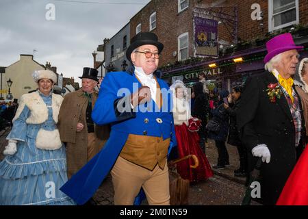 Rochester, Großbritannien. 3. Dezember 2022 Kostümierte Teilnehmer nehmen am jährlichen Dickensian Christmas Festival in Rochester Teil. Um das Leben des Schriftstellers Charles Dickens zu feiern (der einen Großteil seines Lebens in der Gegend verbrachte), wird die Stadt Kent mit viktorianischer Straßenunterhaltung, kostümierten Paraden und einem Weihnachtsmarkt renoviert. Kredit: Stephen Chung / Alamy Live News Stockfoto