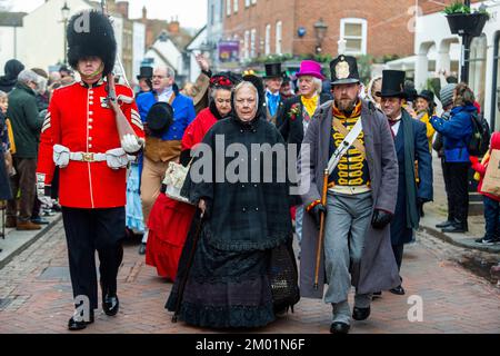 Rochester, Großbritannien. 3. Dezember 2022 Kostümierte Teilnehmer nehmen am jährlichen Dickensian Christmas Festival in Rochester Teil. Um das Leben des Schriftstellers Charles Dickens zu feiern (der einen Großteil seines Lebens in der Gegend verbrachte), wird die Stadt Kent mit viktorianischer Straßenunterhaltung, kostümierten Paraden und einem Weihnachtsmarkt renoviert. Kredit: Stephen Chung / Alamy Live News Stockfoto