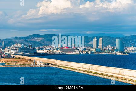 Tapfere Dame - Jungfrauen-Kreuzfahrtschiff auf See mit Barcelona im Hintergrund, Katalonien, Spanien, Europa Stockfoto