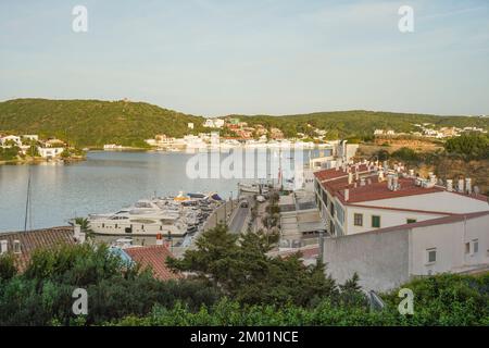 Die Altstadt von Mahon, Mao Menorca. Mit Hafen, Mittelmeer, Balearen, Spanien. Stockfoto