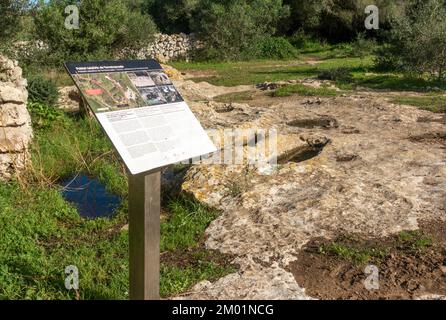 Uralte prähistorische Gräber, möglicherweise spät römisch oder islamisch in prähistorischer Siedlung, Torretrencada bei Ciutadella auf Menorca, Spanien Stockfoto