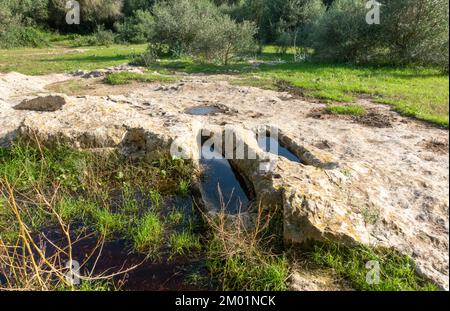 Uralte prähistorische Gräber, möglicherweise spät römisch oder islamisch in prähistorischer Siedlung, Torretrencada bei Ciutadella auf Menorca, Spanien Stockfoto