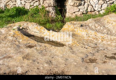 Uralte prähistorische Gräber, möglicherweise spät römisch oder islamisch in prähistorischer Siedlung, Torretrencada bei Ciutadella auf Menorca, Spanien Stockfoto