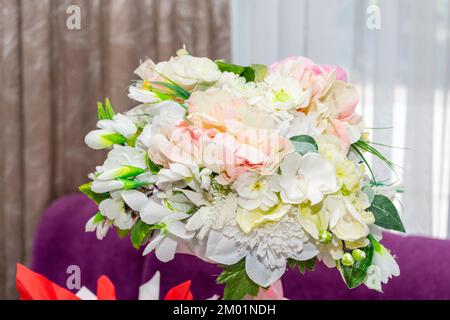 Ein Strauß künstlicher Blumen auf dem Tisch im Bankettsaal Stockfoto