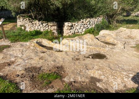 Uralte prähistorische Gräber, möglicherweise spät römisch oder islamisch in prähistorischer Siedlung, Torretrencada bei Ciutadella auf Menorca, Spanien Stockfoto