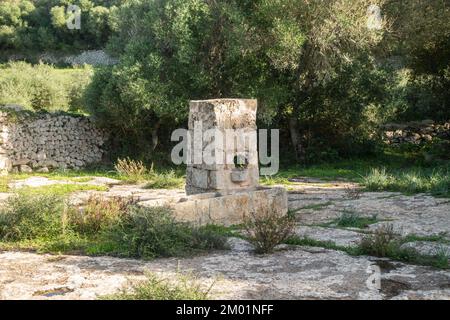 Überreste des prähistorischen Wasserreservoirs in Torretrencada bei Ciutadella auf Menorca, Spanien Stockfoto