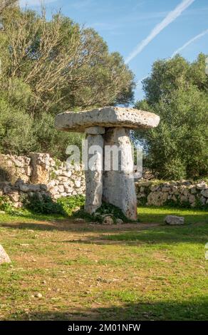 Taula, T-förmiges Steindenkmal, prähistorisches Dorf in Torretrencada bei Ciutadella auf Menorca, Spanien Stockfoto