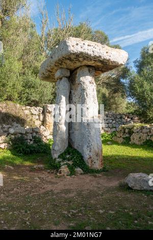 Taula, T-förmiges Steindenkmal, prähistorisches Dorf in Torretrencada bei Ciutadella auf Menorca, Spanien Stockfoto