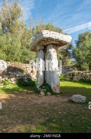 Taula, T-förmiges Steindenkmal, prähistorisches Dorf in Torretrencada bei Ciutadella auf Menorca, Spanien Stockfoto