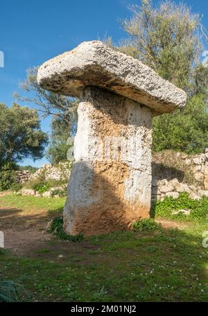 Taula, T-förmiges Steindenkmal, prähistorisches Dorf in Torretrencada bei Ciutadella auf Menorca, Spanien Stockfoto