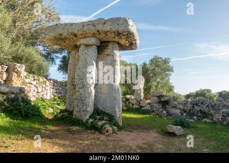 Taula, T-förmiges Steindenkmal, prähistorisches Dorf in Torretrencada bei Ciutadella auf Menorca, Spanien Stockfoto