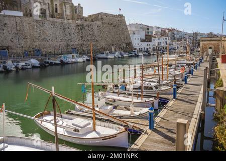 Ciutadella Spanien. Der alte Hafen in der spanischen Stadt Ciutadella, Menorca, Balearen, Spanien Stockfoto