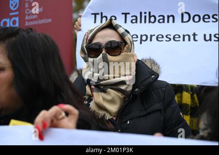 Parliament Square, London, Großbritannien. 3.. Dezember 2022: Die afghanische Frauenbewegung behauptet, dass Frauen und Mädchen von der afghanischen Regierung unterdrückt werden. Außerdem haben die Vereinigten Staaten 8 Milliarden Dollar an afghanischem Geld gestohlen. Dass die Afghanen keine Bildung haben oder Lebensmittel für Kinder und warme Kleidung kaufen können. Inkompetente Amerikaner verheeren auch die Entwicklung Afghanistans. Tatsächlich hilft die Bildung von Frauen der Entwicklung der Nation, London, Großbritannien. Stockfoto