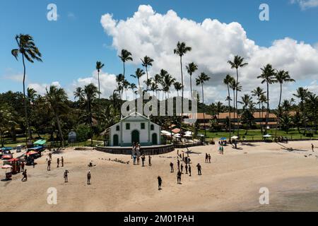 Praia dos Carneiros, Pernambuco, Brasilien - 09. November 2022 - Kirche mit Kokospalmen im Hintergrund und Touristen davor am Strand Stockfoto