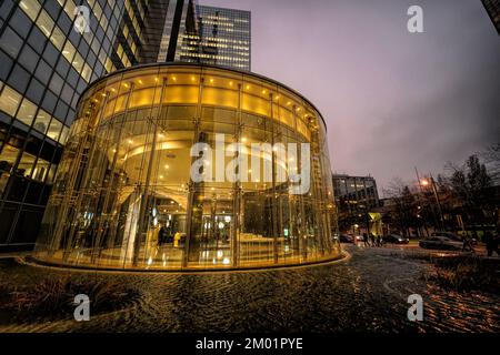 Brüssel, Brabant , Belgien, 12 02 2022, ovaler Glaseingang des Geschäftsbüros Proximus Belgacom im Geschäftsviertel Nord mit Lichtern Stockfoto