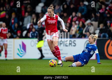 London, Großbritannien. 03.. Dezember 2022. London, England, Dezember 3. 2022: Lia Walti (13 Arsenal) und Nathalie Bjorn (5 Everton) in Aktion während des Fußballspiels Barclays FA Womens Super League zwischen Arsenal und Everton im Meadow Park in Borehamwood, England. (Liam Asman/SPP) Kredit: SPP Sport Press Photo. Alamy Live News Stockfoto