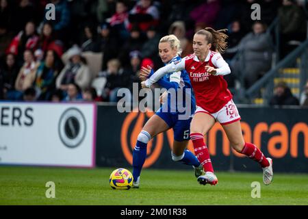 London, Großbritannien. 03.. Dezember 2022. London, England, Dezember 3. 2022: Nathalie Bjorn (5 Everton) und Lia Walti (13 Arsenal) kämpfen um den Ball (Duell) während des Barclays FA Womens Super League-Fußballspiels zwischen Arsenal und Everton im Meadow Park in Borehamwood, England. (Liam Asman/SPP) Kredit: SPP Sport Press Photo. Alamy Live News Stockfoto