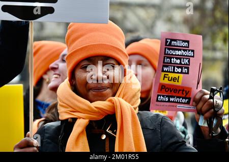 London, Großbritannien. Im Rahmen eines nationalen Aktionstags haben sich die Aktivisten von Warm This Winter einer Kundgebung am Parliament Square angeschlossen, um von der Regierung zu fordern, dass sie mehr tut, um uns diesen Winter warm zu halten. 7 Millionen Haushalte im Vereinigten Königreich werden von Energiearmut betroffen sein, wenn keine Maßnahmen ergriffen werden. Kredit: michael melia/Alamy Live News Stockfoto