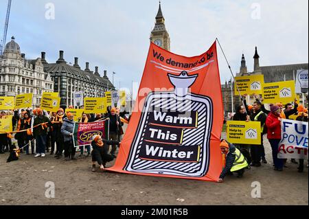 London, Großbritannien. Im Rahmen eines nationalen Aktionstags haben sich die Aktivisten von Warm This Winter einer Kundgebung am Parliament Square angeschlossen, um von der Regierung zu fordern, dass sie mehr tut, um uns diesen Winter warm zu halten. 7 Millionen Haushalte im Vereinigten Königreich werden von Energiearmut betroffen sein, wenn keine Maßnahmen ergriffen werden. Kredit: michael melia/Alamy Live News Stockfoto