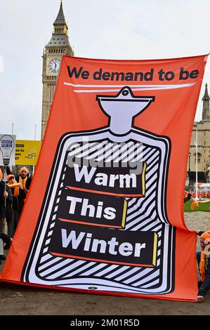 London, Großbritannien. Im Rahmen eines nationalen Aktionstags haben sich die Aktivisten von Warm This Winter einer Kundgebung am Parliament Square angeschlossen, um von der Regierung zu fordern, dass sie mehr tut, um uns diesen Winter warm zu halten. 7 Millionen Haushalte im Vereinigten Königreich werden von Energiearmut betroffen sein, wenn keine Maßnahmen ergriffen werden. Kredit: michael melia/Alamy Live News Stockfoto