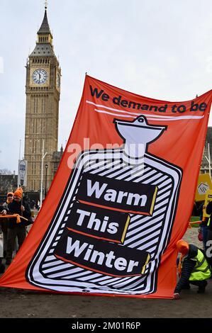 London, Großbritannien. Im Rahmen eines nationalen Aktionstags haben sich die Aktivisten von Warm This Winter einer Kundgebung am Parliament Square angeschlossen, um von der Regierung zu fordern, dass sie mehr tut, um uns diesen Winter warm zu halten. 7 Millionen Haushalte im Vereinigten Königreich werden von Energiearmut betroffen sein, wenn keine Maßnahmen ergriffen werden. Kredit: michael melia/Alamy Live News Stockfoto