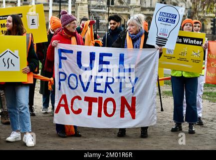 London, Großbritannien. Im Rahmen eines nationalen Aktionstags haben sich die Aktivisten von Warm This Winter einer Kundgebung am Parliament Square angeschlossen, um von der Regierung zu fordern, dass sie mehr tut, um uns diesen Winter warm zu halten. 7 Millionen Haushalte im Vereinigten Königreich werden von Energiearmut betroffen sein, wenn keine Maßnahmen ergriffen werden. Kredit: michael melia/Alamy Live News Stockfoto