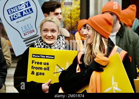 London, Großbritannien. Im Rahmen eines nationalen Aktionstags haben sich die Aktivisten von Warm This Winter einer Kundgebung am Parliament Square angeschlossen, um von der Regierung zu fordern, dass sie mehr tut, um uns diesen Winter warm zu halten. 7 Millionen Haushalte im Vereinigten Königreich werden von Energiearmut betroffen sein, wenn keine Maßnahmen ergriffen werden. Kredit: michael melia/Alamy Live News Stockfoto