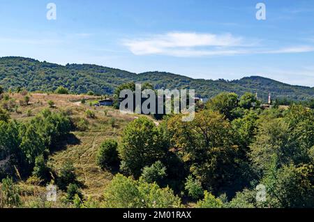 Blick auf die buddhistische Stupa Sofia im Retreat Center Plana - Diamondway Buddhism Bulgaria aus der Ferne, Bulgarien Stockfoto