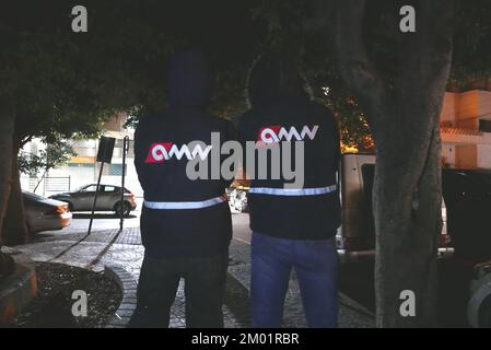 Beirut, Libanon. 02.. Dezember 2022. Nachbarschaftswache patrouilliert eine Straße von Achrafieh, Beirut, Libanon, Dezember 2 2022. Mitglied des Parlaments und Aktivist der Kataeb-Partei Nadim Gemayel mit seiner NRO Achrafieh 2020 startete am 7. November einen Nachtwache-Patrouillendienst „als Ergänzung zur Polizei“ im Bezirk Achrafieh. Der NRO zufolge besteht der Dienst aus einem Netzwerk von 120 jungen Einheimischen der Sicherheitsfirma AMN, die das Gebiet von 6:00 Uhr bis 6:00 Uhr in Abstimmung mit der libanesischen Armee und den Sicherheitskräften mit einer Fackel patrouillieren. Herr Gemayel lehnte jeden Vergleich zwischen ab Stockfoto