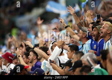 Doha, Katar. 26.. November 2022. LUSAIL CITY, KATAR - NOVEMBER 26: Fans Argentiniens schauen beim FIFA-Weltmeisterschaftsspiel 2022 Gruppe C zwischen Argentinien und Mexiko am 26. November 2022 im Lusail Stadium in Lusail City, Katar, zu. (Foto: Amin Jamali/ATP images) (JAMALI Amin/ATP/SPP) Guthaben: SPP Sport Press Photo. Alamy Live News Stockfoto