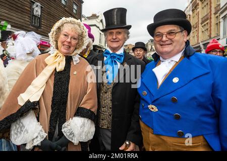 Rochester, Großbritannien. 3. Dezember 2022 Kostümierte Teilnehmer nehmen am jährlichen Dickensian Christmas Festival in Rochester Teil. Um das Leben des Schriftstellers Charles Dickens zu feiern (der einen Großteil seines Lebens in der Gegend verbrachte), wird die Stadt Kent mit viktorianischer Straßenunterhaltung, kostümierten Paraden und einem Weihnachtsmarkt renoviert. Kredit: Stephen Chung / Alamy Live News Stockfoto