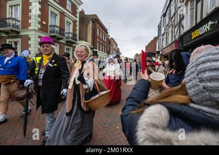 Rochester, Großbritannien. 3. Dezember 2022 Kostümierte Teilnehmer nehmen am jährlichen Dickensian Christmas Festival in Rochester Teil. Um das Leben des Schriftstellers Charles Dickens zu feiern (der einen Großteil seines Lebens in der Gegend verbrachte), wird die Stadt Kent mit viktorianischer Straßenunterhaltung, kostümierten Paraden und einem Weihnachtsmarkt renoviert. Kredit: Stephen Chung / Alamy Live News Stockfoto