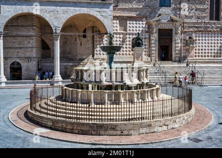 Mittelalterlicher Brunnen (Fontana Maggiore) auf der Piazza IV Novembre in Perugia, Umbrien, Italien Stockfoto