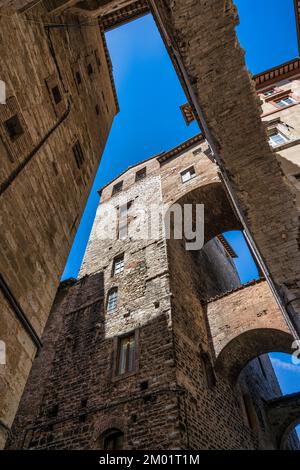 Eine Kreuzung von Steingewölben und Bögen an der Kreuzung der Via Maesta delle Volte und Via Ritorta in Perugia, Umbrien, Italien Stockfoto